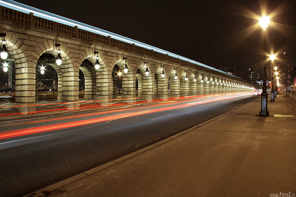 Filary metra - zdjęcie nocne paryskiej ulicy