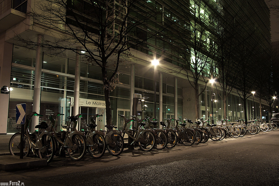 Przystań rowerowa - rowery nocą, stacja rowerowa