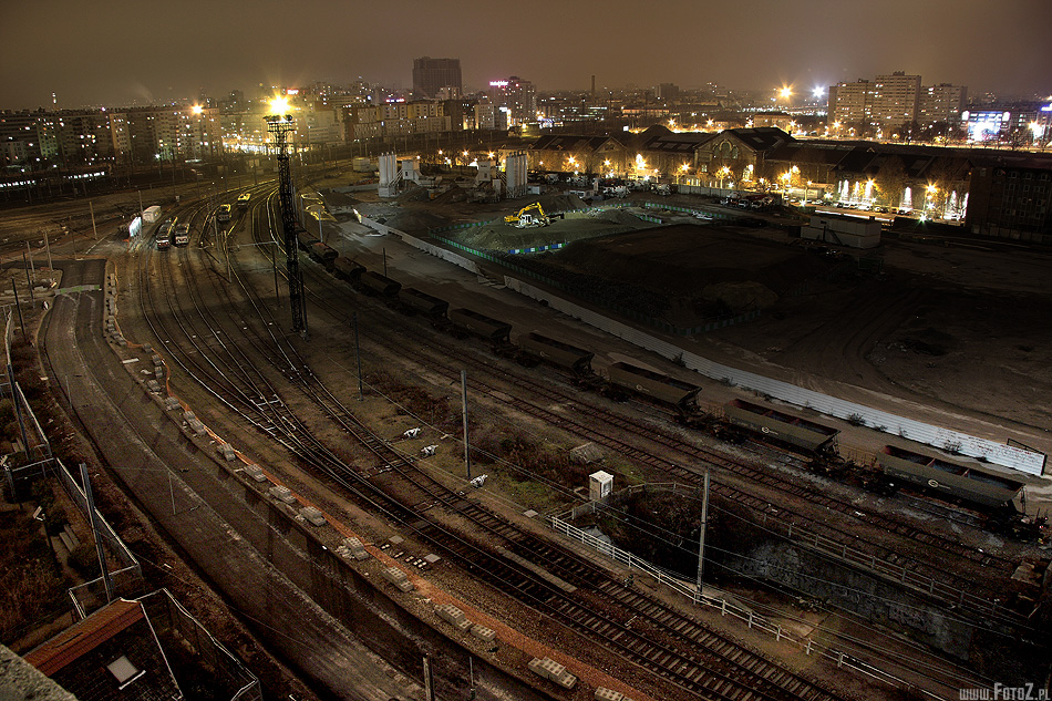 Zajezdnia kolejowa - stacja kolejowa nocą