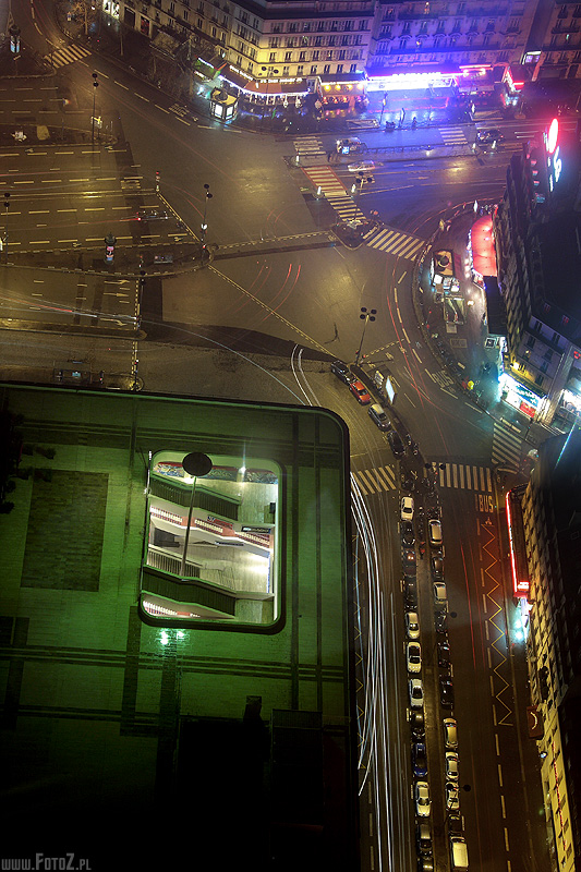Skrzyżowanie - zdjęcie skrzyżowania nocą zrobione z wieżowca