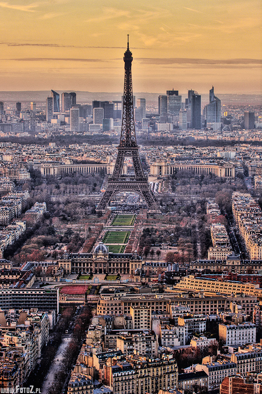 Bajeczny Paryż - artystyczne zdjęcie wieży Eiffla