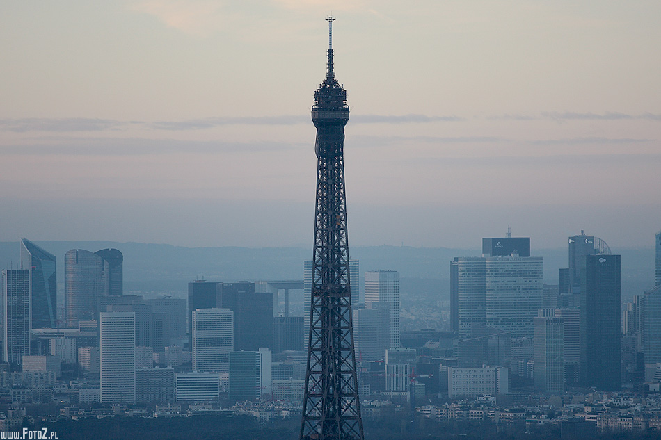 Ponad miastem - szczyt wieży Eiffla, zdjęcie szczytu wieży Eiffel