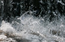 zdjęcie nieruchomej wody, uchwycenie kropel wody - Zatrzymana woda