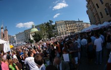 zatłoczony rynek krakowski, ludzie na rynku - Tłumy na rynku