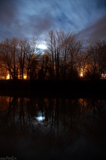 Devizes, Wiltshire, Anglia, noc, rzeka, odbicie lustrzane - Tafla wody nocą