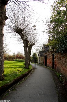 Devizes, Wiltshire, Anglia, angielska Architektura, kościół, katedra,dróżka - Alejka kościelna