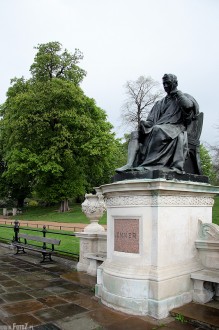 hyde park london, park w londynie, pomnik, rzeźba, lekarz, uczony, wynalazca szczepionki przeciw ospie - Edward Jenner - lekarz