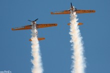 zdjęcia lotnicze z pikniku w bielsku, zdjęcie samolotu, akrobacje podniebne, ewolucje powietrzne - Aerobatic Yakkers Yak-52TW