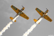 zdjęcia lotnicze z pikniku w bielsku, zdjęcie samolotu, akrobacje podniebne, ewolucje powietrzne - Aerobatic Yakkers Yak-52TW