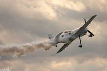 Jurgis Kairys na pikniku w bielsku 2009 - zdjęcie samolotu Suchoj Su-31- akrobacje podniebne, ewolucje powietrzne - Suchoj Su-31