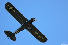 zdjęcia lotnicze z pikniku w bielsku, zdjęcie samolotu, akrobacje podniebne, ewolucje powietrzne - Piper L-4H Grasshopper