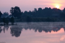 mgła nad stawem, zdjęcie parującej wody - Staw o wschodzie