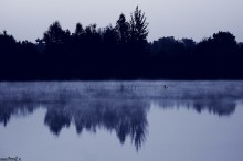 zdjęcie parującej wody, mgła nad stawem - Parująca woda