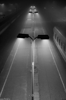 peron we mgle, peron kolejowy w bielsku nocą - Peron kolejowy