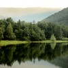 odbicie lasu w wodzie - Leśno-górski krajobraz