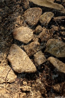falowanie wody nad kamykami - Drobne fale