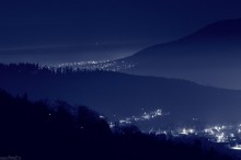 góry we mgle, mglista zima nocą - Podbeskidzie nocą