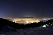 góry nocą w zimie, górska zima w nocy, zdjęcie w zimie na miasto z góry we mgle - Zimowe podbeskidzie