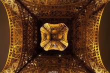 zdjęcie konstrukcji wieży Eiffel, zdjęcie wieży od dołu - Konstrukcja wieży