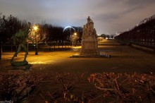 park koło Luwru - Deptak