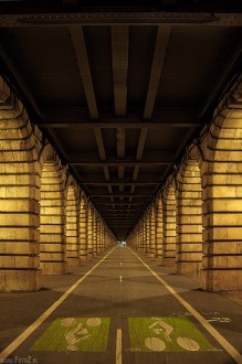 wśród filarów pod metrem nocą - Ścieżka rowerowa