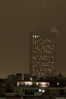 zdjęcie nocne wieżowca - Hotel nocą